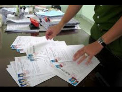 Dân tố phó phòng cảnh sát nhận tiền chạy việc