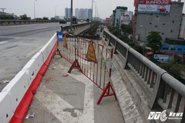 Nguy hiểm rình rập tại hiện trường ôtô 7 chỗ lao từ cầu cạn xuống đất