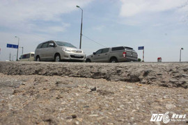 Cầu Thăng Long nham nhở, lún nứt nhằng nhịt như 'mặt giặc'