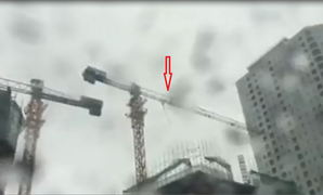 Cần cẩu hàng chục mét quay như chong chóng, dân Thủ đô khiếp sợ