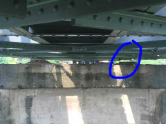 Phát hiện hình ảnh lạ nguy hiểm dưới gầm cầu Long Biên