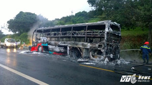 Xe khách bốc cháy ngùn ngụt trên đường Hồ Chí Minh