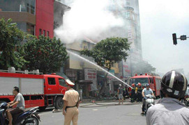 Nhà 4 tầng bốc cháy ngùn ngụt trên phố Hà Nội