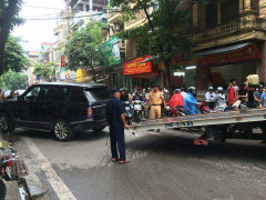 Range rover gây tai nạn liên hoàn cuốn cô gái vào gầm xe