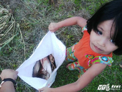 Ảnh: Trẻ nhỏ háo hức cùng gia đình bắt cá trên sông Tô Lịch