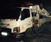 Taxi lao xuống suối, 2 người chết, 1 người trọng thương