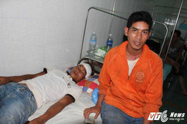 Đi mua quần áo cho em, vô cớ bị 9 thanh niên lao vào đánh nhập viện