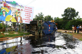 Lật xe bồn, nhựa đường tràn lênh láng khắp mặt đường