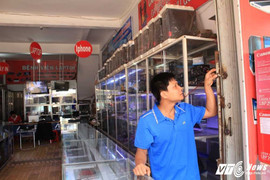 Video: 'Đạo chích' vác kìm cắt khoá, vét sạch cửa hàng bán đồ điện tử