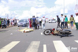 Xe ô tô chạy nhanh cán người chết tại chỗ