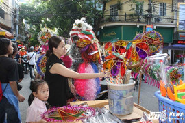 Ảnh: Trẻ nhỏ háo hức chọn đồ chơi trên 'phố Trung thu' lộng lẫy nhất Thủ đô