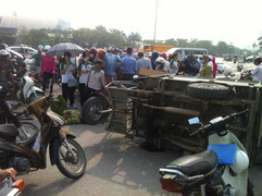 Va chạm với xe 'thương binh', một nữ sinh nhập viện