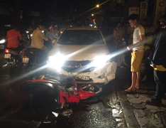 Xe hơi tông liên hoàn 3 xe máy ở Hà Nội trong đêm