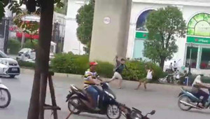 Người đàn ông lớn tuổi bị nam thanh niên đánh tới tấp giữa phố Hà Nội