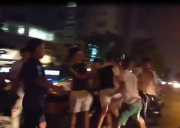 Đuổi đánh tài xế xe ôm, thanh niên 'hổ báo' bị nhóm người can ngăn đánh hội đồng