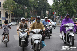 Ảnh: Người Hà Nội co ro trong gió lạnh, mưa phùn