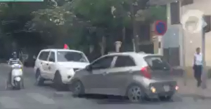 Tài xế ô tô chặn đầu xe cứu thương lấn làn: Luật sư nói gì?