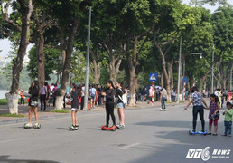 Ảnh: Sau lệnh cấm, xe điện tự cân bằng vẫn nghênh ngang giữa phố đi bộ