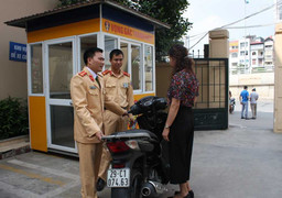 CSGT 'nhặt' được xe SH bị 'bỏ quên' giữa Thủ Đô