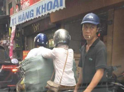 Video: Ngồi trong ô tô quay clip móc túi giữa phố Hà Nội đăng lên facebook