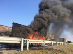 Xe đầu kéo bốc cháy dữ dội trên cao tốc Hà Nội - Thái Nguyên