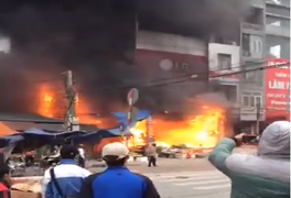 Hà Nội: Siêu thị điện máy bốc cháy dữ dội, cả khu dân cư náo loạn
