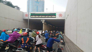 20 xe tông nhau liên hoàn trong hầm Kim Liên