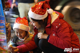 Ảnh: Người lớn, trẻ nhỏ tấp nập sắm đồ Noel trên phố Hàng Mã