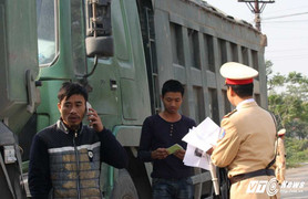 Hàng loạt xe 'hổ vồ' bị xử phạt, tài xế gọi điện 'cầu cứu'