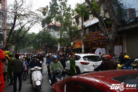 Công an, bảo vệ xuống đường dẹp ùn tắc ngày Thần Tài