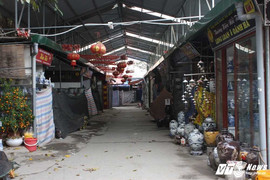 Chợ gốm Bát Tràng đột ngột đóng cửa, tiểu thương bức xúc