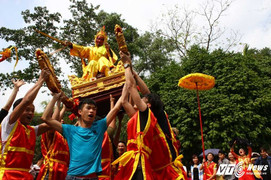 Phi xuống ruộng bắt lộc vua ban trong lễ hội rước vua đền Sái