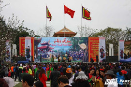 Hàng nghìn người đổ về hội Lim xem hát quan họ