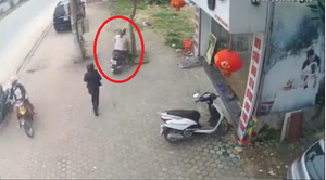 Mẹ dừng xe không tắt máy, con nhỏ vặn tay ga đâm sầm vào gốc cây