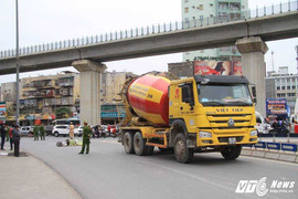 Va chạm với xe bồn trên phố Hà Nội, nữ sinh đi xe đạp điện chết thảm