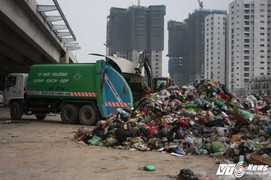 Bắt quả tang công ty thu gom rác đổ trộm hàng chục tấn chất thải xuống gầm cầu