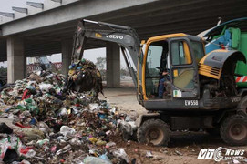 Đổ trộm hàng chục tấn chất thải ở Hà Nội: Kẻ 'thải bậy' vẫn chây ì