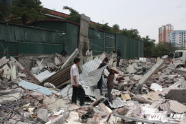 Hà Nội dẹp 'cướp' vỉa hè: Nhà hàng, gara ô tô bị phá dỡ