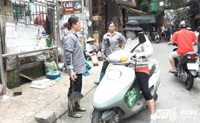 Dẹp 'cướp' vỉa hè: Dân mang dưa muối treo lên cây, xách cá đi bán dạo