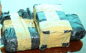 Bắt 6 đối tượng mang theo súng, vận chuyển 41.000 viên ma túy tổng hợp