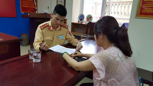 Ô tô chạy ngược chiều trên cầu Nhật Tân: Nữ tài xế khai gì?