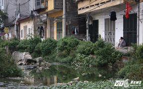 Video, ảnh: Kinh hãi con đường ngập ngụa nước thải, bốc mùi giữa Thủ đô