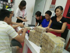 Huy động cả chục nhân viên đếm bao tải tiền lẻ cho khách mua iPhone 7 Red