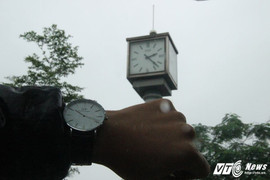 Ảnh: Cột đồng hồ kỷ niệm 1.000 năm Thăng Long xuống cấp, ngừng hoạt động