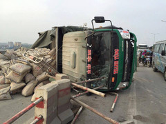 Xe tải chở xi măng lật nghiêng, đường trên cao Hà Nội ùn tắc kéo dài