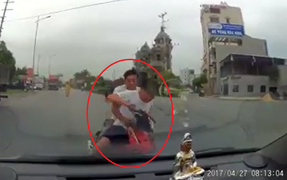 Trốn chạy cảnh sát, 2 người đàn ông lao thẳng xe máy vào đầu ô tô