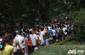 Biển người chen chân trong công viên Thủ Lệ dịp lễ 30/4 - 1/5