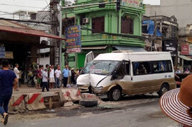 Xe khách mất lái lao vào dải phân cách, nhiều người bị thương