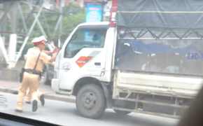 Thực hư thông tin xe tải tăng ga ép 2 cảnh sát giao thông chạy lùi