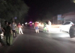 Kinh hoàng 30 côn đồ mang hung khí bủa vây ô tô, truy sát lái xe trên quốc lộ